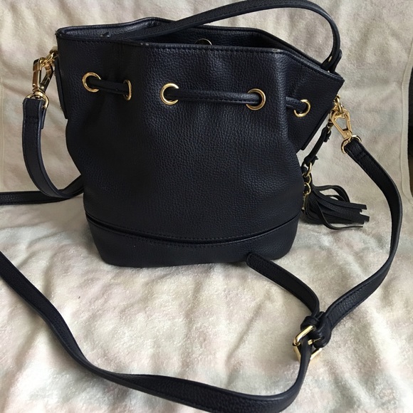 SOLD Tommy Hilfiger Navy Faux Leather Bucket Bag - Picture 2 of 6